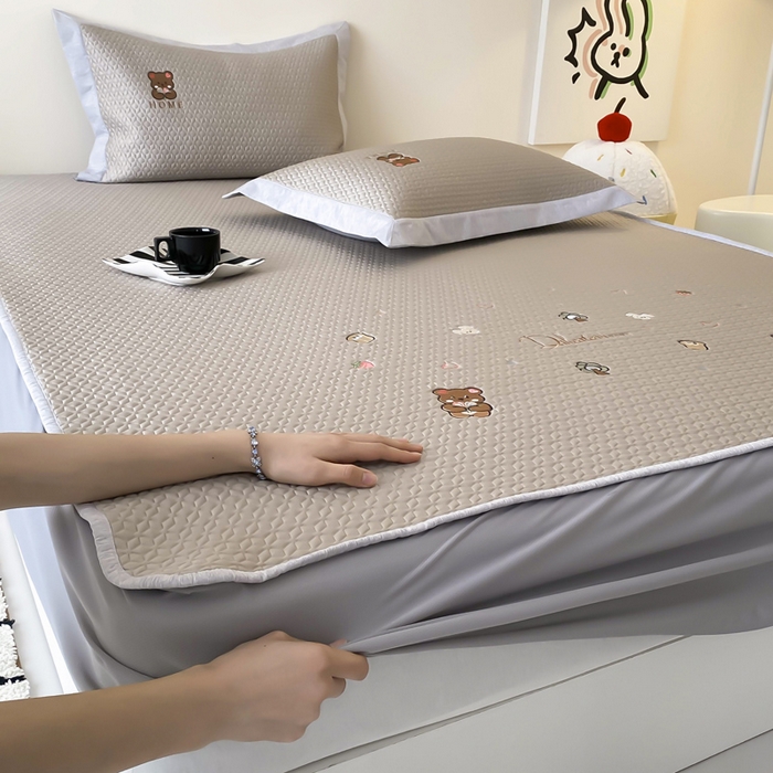 91家纺网 家纺一手货源 找家纺 由有家居 2025新款新品A类PE高凉感分子进口刺绣豆豆凉席三件套 欢乐颂