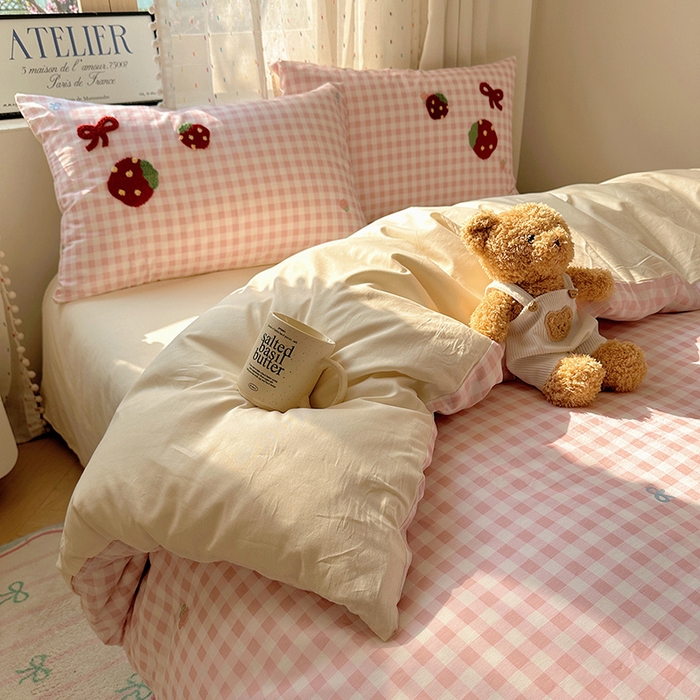 91家纺网 家纺一手货源 找家纺 澳梵家居 2025新款小清新全棉印花毛巾绣四件套 草莓星球