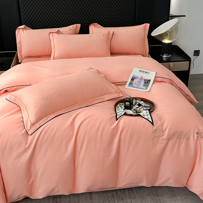 91家纺网 家纺一手货源 找家纺 宇彬家纺 2025新款13374全棉母婴级压线一字绣宽边枕套纯色刺绣四件套贡缎新疆长绒字母款-R款 R款-玉颜粉