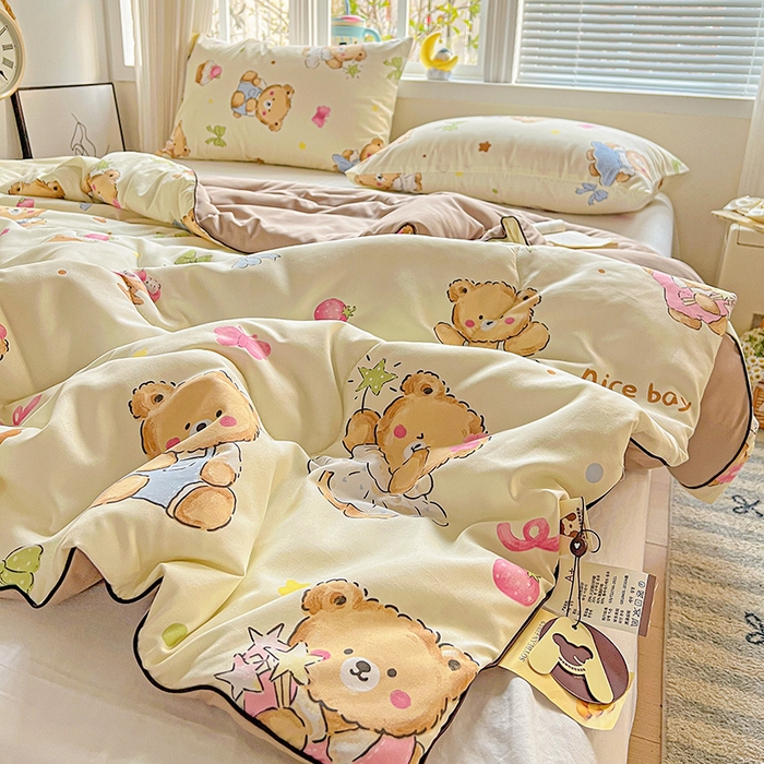 91家纺网 家纺一手货源 找家纺 玉海棠家纺 2025新款水洗皱皱纱印花夏被 被子被芯 草莓粉熊