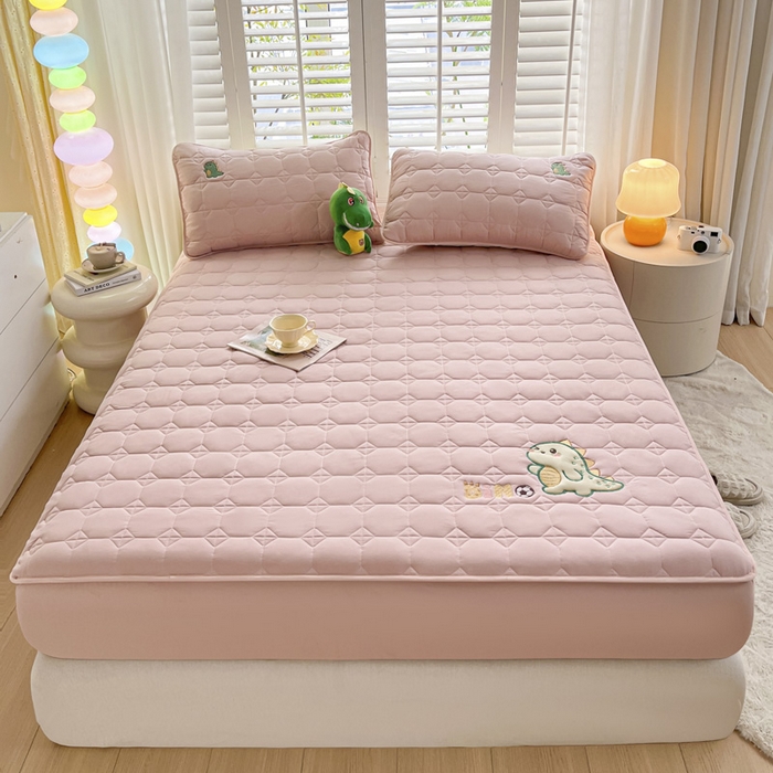 91家纺网 家纺一手货源 找家纺 万盛家纺 2025新款夹棉恐龙刺绣床笠 恐龙-方格 粉