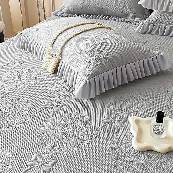 91家纺网 家纺一手货源 找家纺 2025新款复合三明治床裙款凉豆豆凉席三件套系列 约定-绅士灰