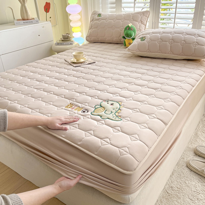 91家纺网 家纺一手货源 找家纺 万盛家纺 2025新款夹棉恐龙刺绣床笠 恐龙-方格  卡其