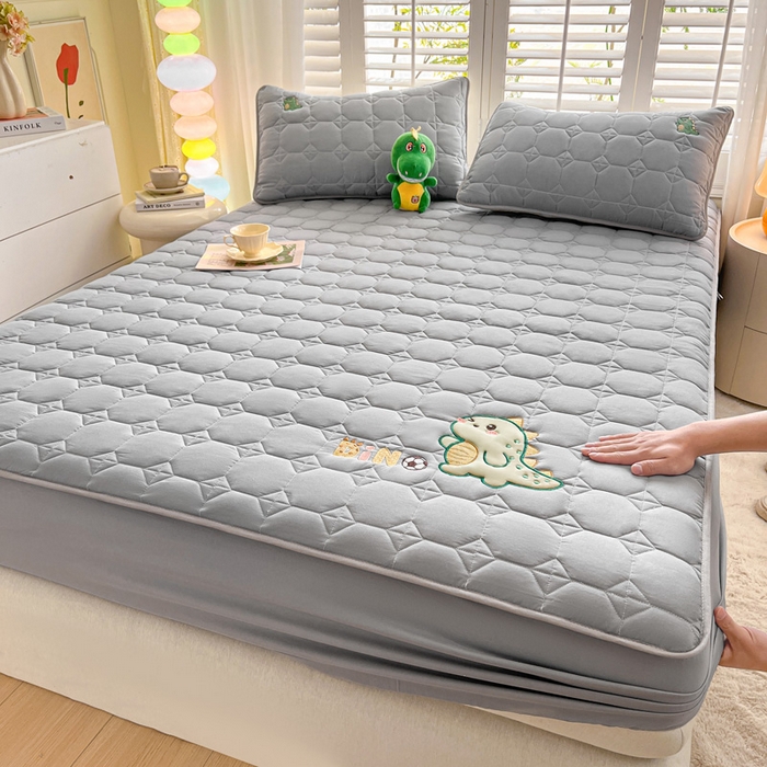 91家纺网 家纺一手货源 找家纺 万盛家纺 2025新款夹棉恐龙刺绣床笠 恐龙-方格 灰