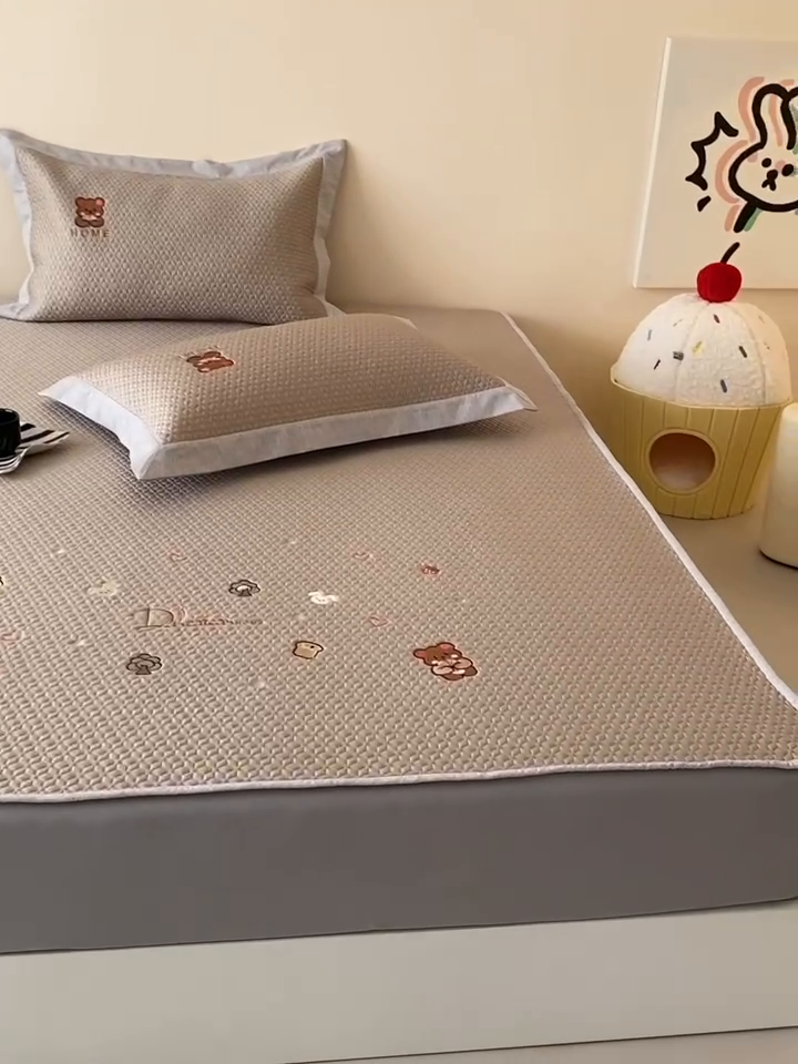 91家纺网 家纺一手货源 找家纺 由有家居 2025新款新品A类PE高凉感分子进口刺绣豆豆凉席三件套 欢乐颂