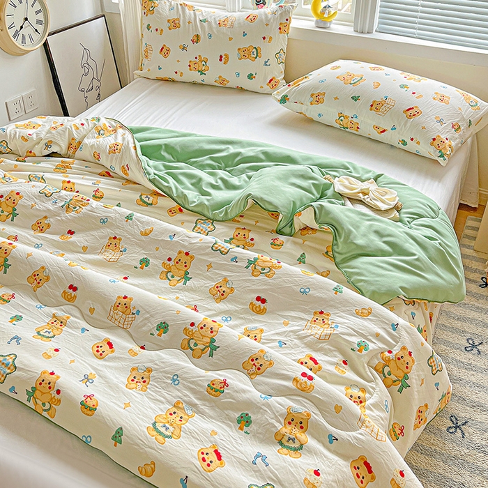 91家纺网 家纺一手货源 找家纺 玉海棠家纺 2025新款水洗皱皱纱印花夏被 被子被芯 吃饼干小熊