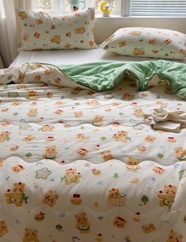 91家纺网 家纺一手货源 找家纺 玉海棠家纺 2025新款水洗皱皱纱印花夏被 被子被芯 吃饼干小熊