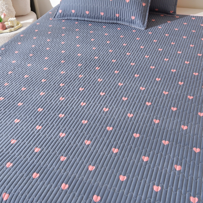 91家纺网 家纺一手货源 找家纺 床笠人家 2025新款亲肤双面磨毛夹棉床盖 爱心-灰