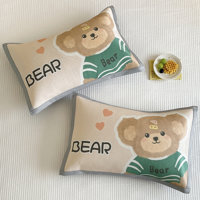 91家纺网 家纺一手货源 找家纺 安哆啦家纺 2025新款A类大版印花冰藤儿童幼儿园卡通萌宠系列凉席单枕套 小熊熊