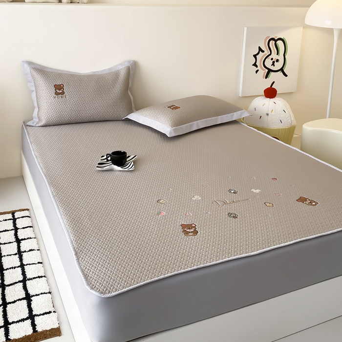 91家纺网 家纺一手货源 找家纺 由有家居 2025新款新品A类PE高凉感分子进口刺绣豆豆凉席三件套 欢乐颂