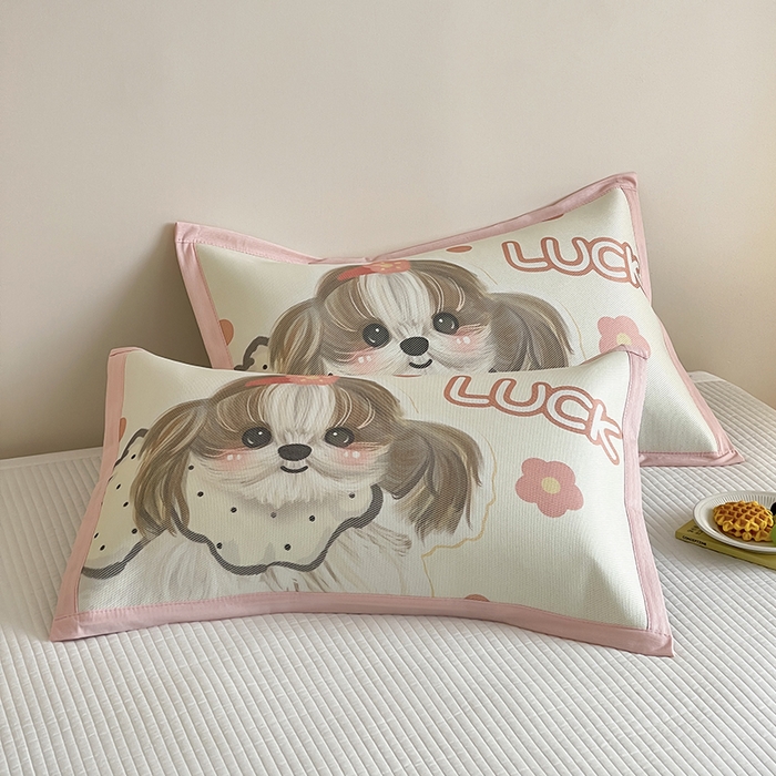 91家纺网 家纺一手货源 找家纺 安哆啦家纺 2025新款A类大版印花冰藤儿童幼儿园卡通萌宠系列凉席单枕套 美腻西施