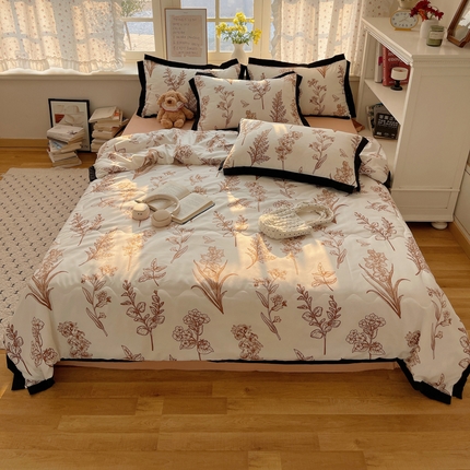 91家纺网 家纺一手货源 找家纺 花伞家居 2025新款赫本高级感黑白系列花边夏被四件套 夏被-洛樱