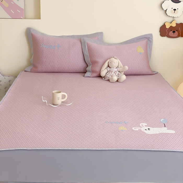 91家纺网 家纺一手货源 找家纺 由有家居 2025新款原创新品A类PE高凉感分子卡通毛巾绣豆豆凉席三件套 气球兔兔