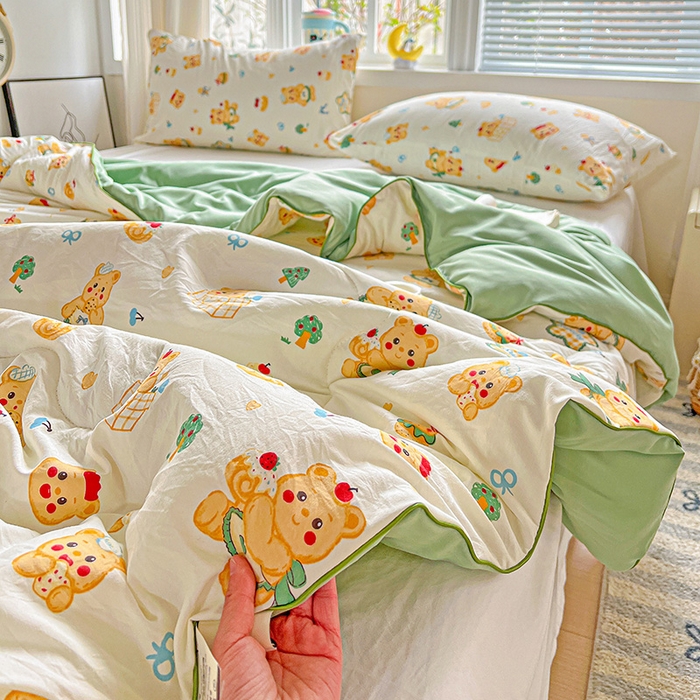 91家纺网 家纺一手货源 找家纺 玉海棠家纺 2025新款水洗皱皱纱印花夏被 被子被芯 吃饼干小熊