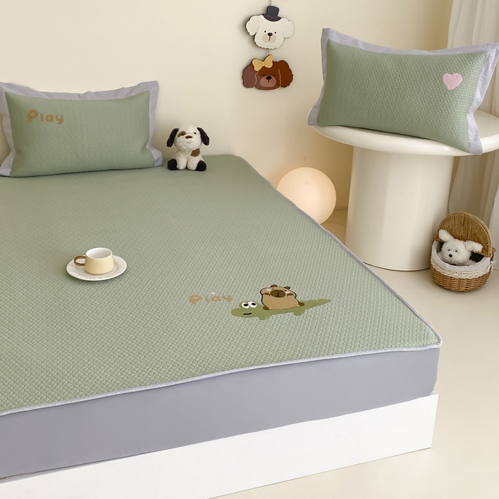 91家纺网 家纺一手货源 找家纺 由有家居 2025新款原创新品A类PE高凉感分子卡通毛巾绣豆豆凉席三件套 鳄鱼卡卡