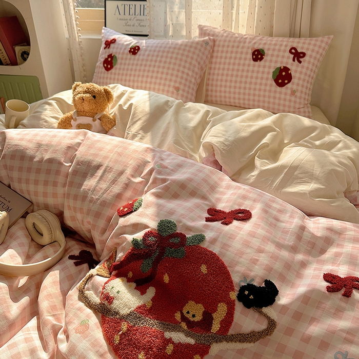 91家纺网 家纺一手货源 找家纺 澳梵家居 2025新款小清新全棉印花毛巾绣四件套 草莓星球