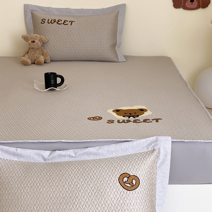 91家纺网 家纺一手货源 找家纺 （总）由有家居 2025新款原创新品A类PE高凉感分子卡通毛巾绣豆豆凉席三件套