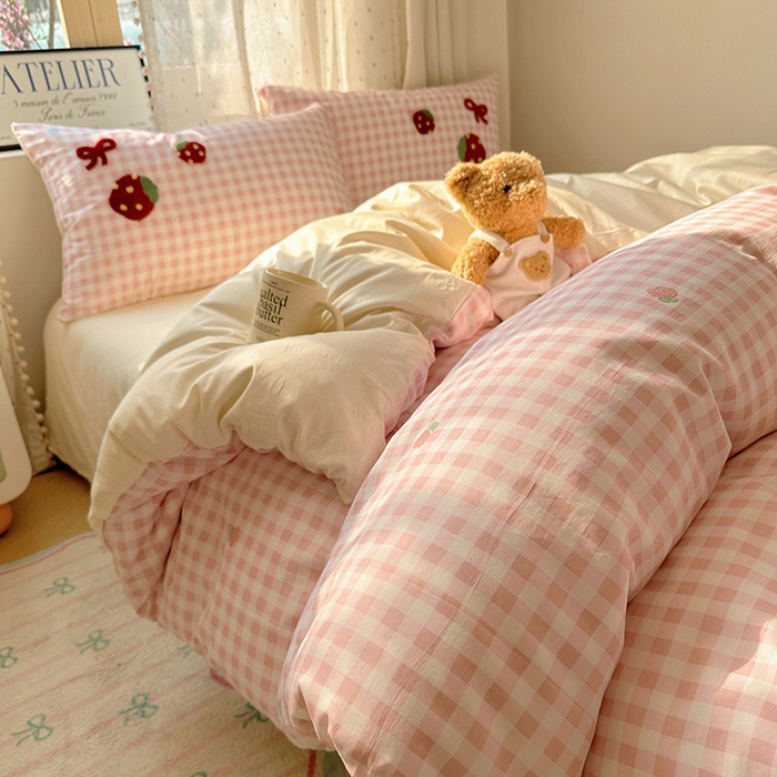 91家纺网 家纺一手货源 找家纺 澳梵家居 2025新款小清新全棉印花毛巾绣四件套 草莓星球