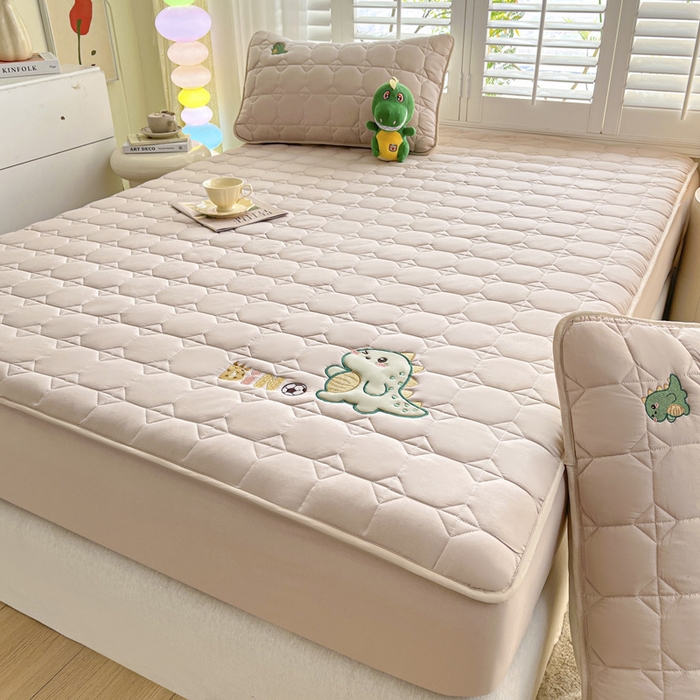 91家纺网 家纺一手货源 找家纺 万盛家纺 2025新款夹棉恐龙刺绣床笠 恐龙-方格  卡其