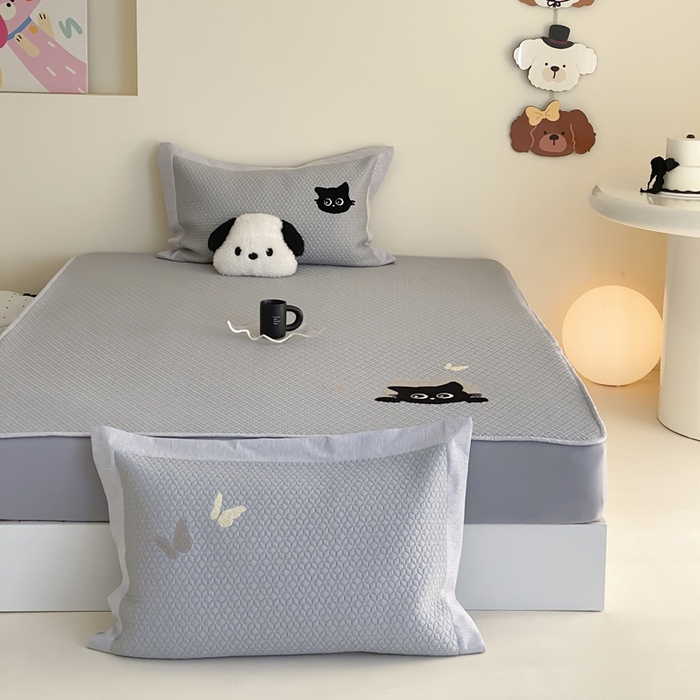 91家纺网 家纺一手货源 找家纺 由有家居 2025新款原创新品A类PE高凉感分子卡通毛巾绣豆豆凉席三件套 咖啡猫