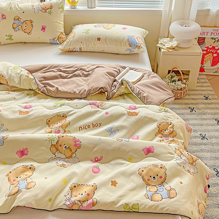 91家纺网 家纺一手货源 找家纺 玉海棠家纺 2025新款水洗皱皱纱印花夏被 被子被芯 草莓粉熊