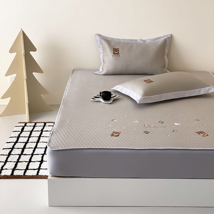 91家纺网 家纺一手货源 找家纺 由有家居 2025新款新品A类PE高凉感分子进口刺绣豆豆凉席三件套 欢乐颂