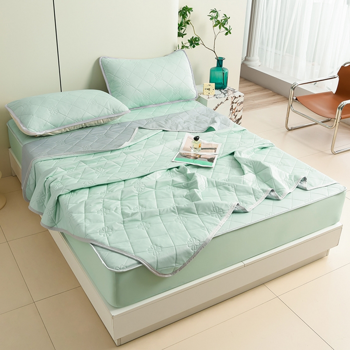 91家纺网 家纺一手货源 找家纺 2025新款清凉舒适凉感丝夏被四件套 浅绿