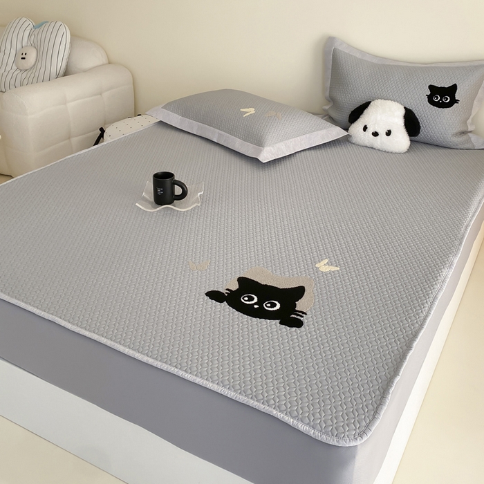 91家纺网 家纺一手货源 找家纺 由有家居 2025新款原创新品A类PE高凉感分子卡通毛巾绣豆豆凉席三件套 咖啡猫