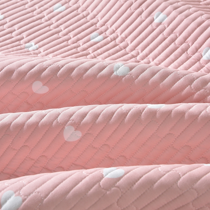 91家纺网 家纺一手货源 找家纺 床笠人家 2025新款亲肤双面磨毛夹棉床盖 爱心-粉