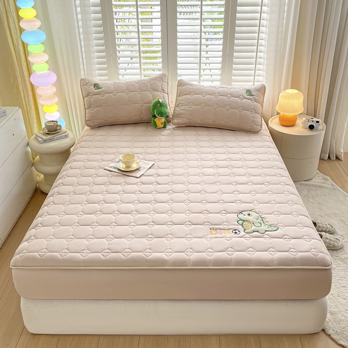 91家纺网 家纺一手货源 找家纺 万盛家纺 2025新款夹棉恐龙刺绣床笠 恐龙-方格  卡其