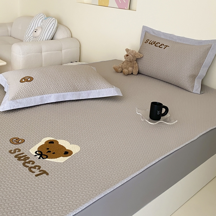 91家纺网 家纺一手货源 找家纺 由有家居 2025新款原创新品A类PE高凉感分子卡通毛巾绣豆豆凉席三件套 蛋糕熊