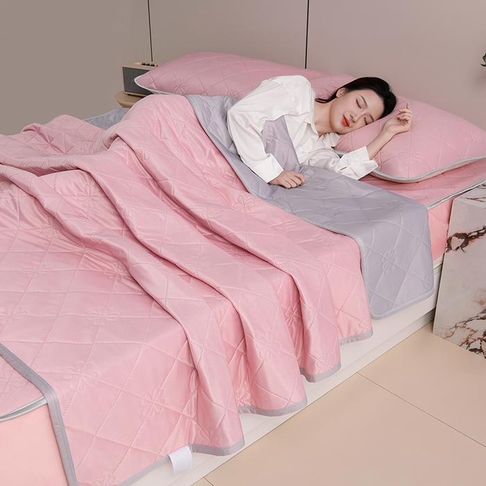 91家纺网 家纺一手货源 找家纺 2025新款清凉舒适凉感丝夏被四件套 樱桃粉