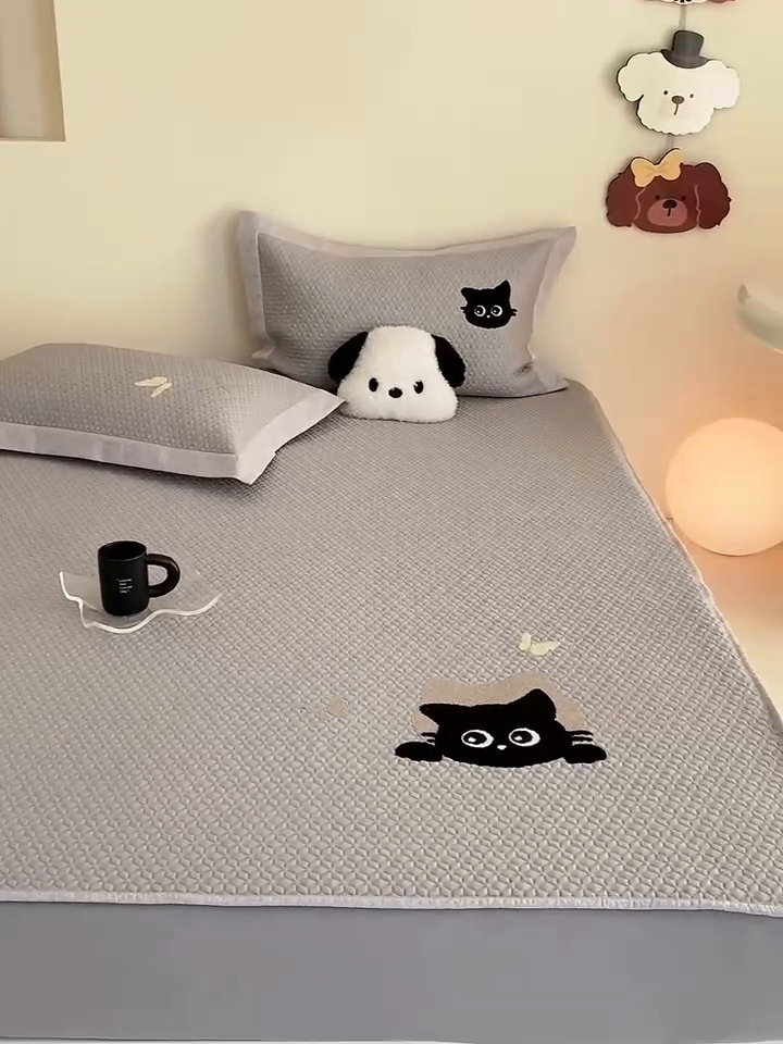 91家纺网 家纺一手货源 找家纺 由有家居 2025新款原创新品A类PE高凉感分子卡通毛巾绣豆豆凉席三件套 咖啡猫