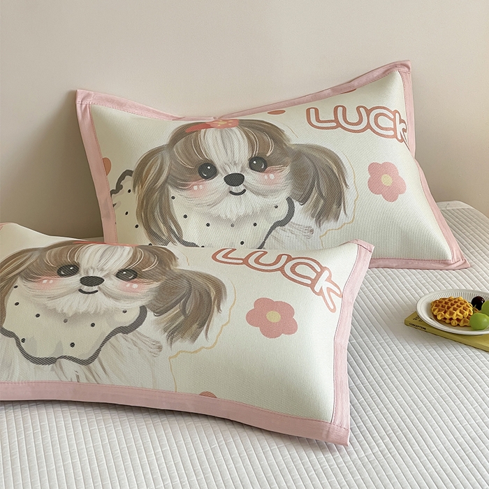 91家纺网 家纺一手货源 找家纺 安哆啦家纺 2025新款A类大版印花冰藤儿童幼儿园卡通萌宠系列凉席单枕套 美腻西施