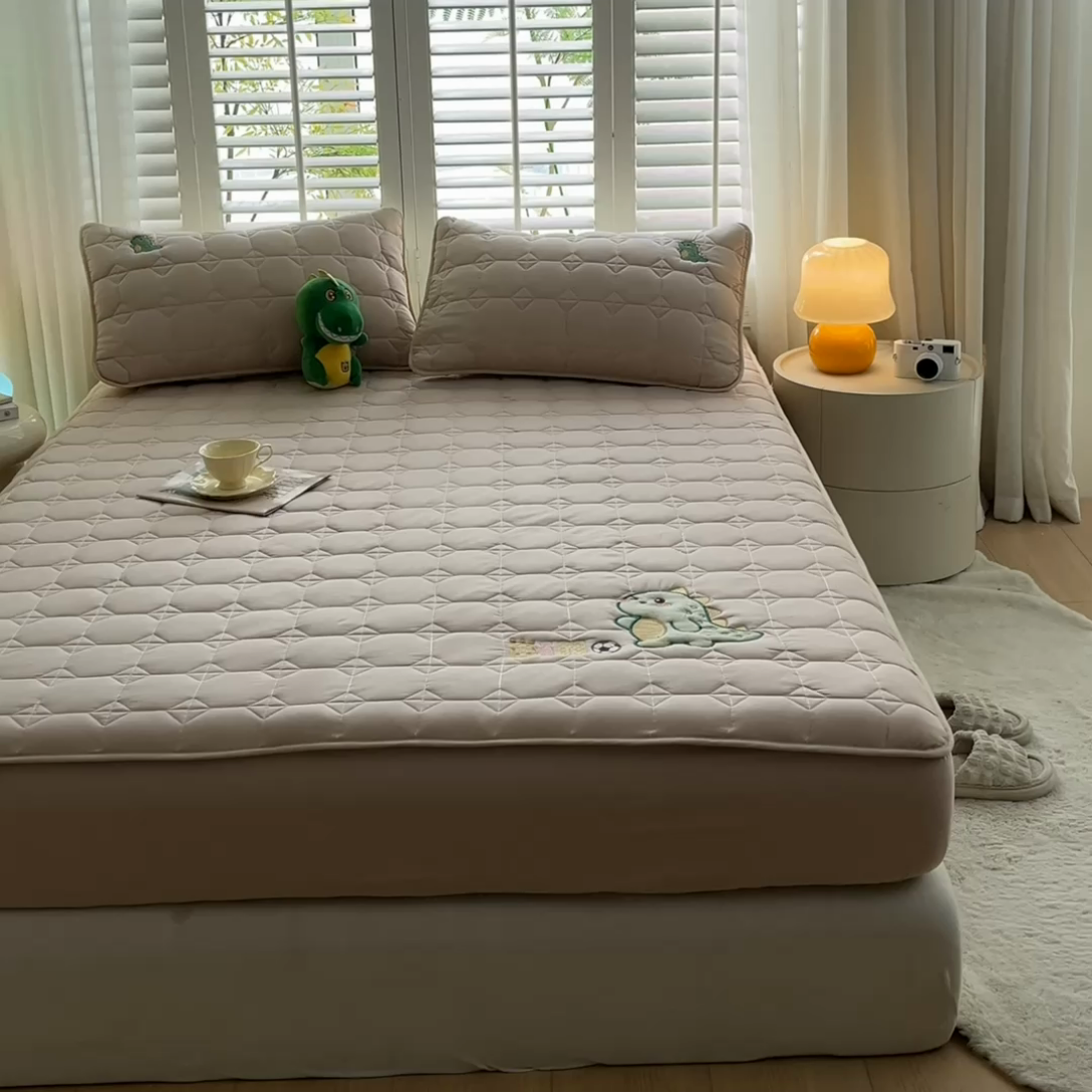 91家纺网 家纺一手货源 找家纺 万盛家纺 2025新款夹棉恐龙刺绣床笠 恐龙-方格  卡其