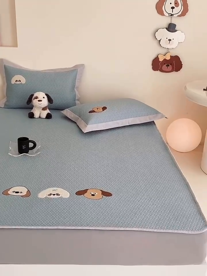 91家纺网 家纺一手货源 找家纺 由有家居 2025新款原创新品A类PE高凉感分子卡通毛巾绣豆豆凉席三件套 三个伙伴