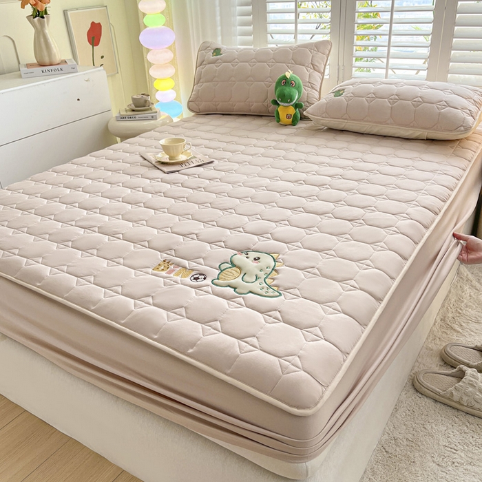 91家纺网 家纺一手货源 找家纺 万盛家纺 2025新款夹棉恐龙刺绣床笠 恐龙-方格  卡其