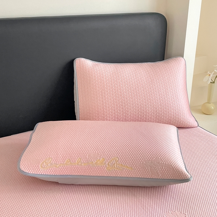 91家纺网 家纺一手货源 找家纺 欧邦 2025新款提花冰豆豆凉席三件套-幸运草 床笠款-幸运草-粉