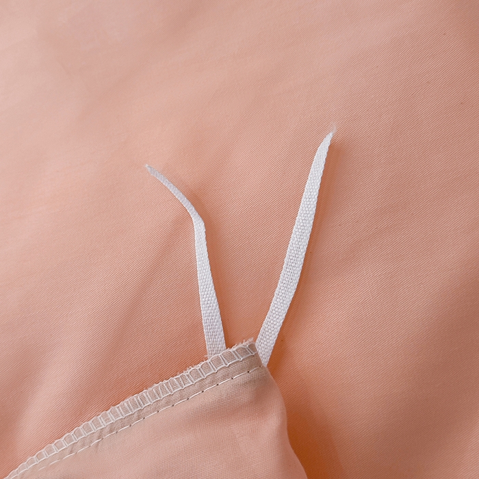 91家纺网 家纺一手货源 找家纺 宇彬家纺 2025新款13374全棉母婴级压线一字绣宽边枕套纯色刺绣四件套贡缎新疆长绒字母款-R款 R款-玉颜粉