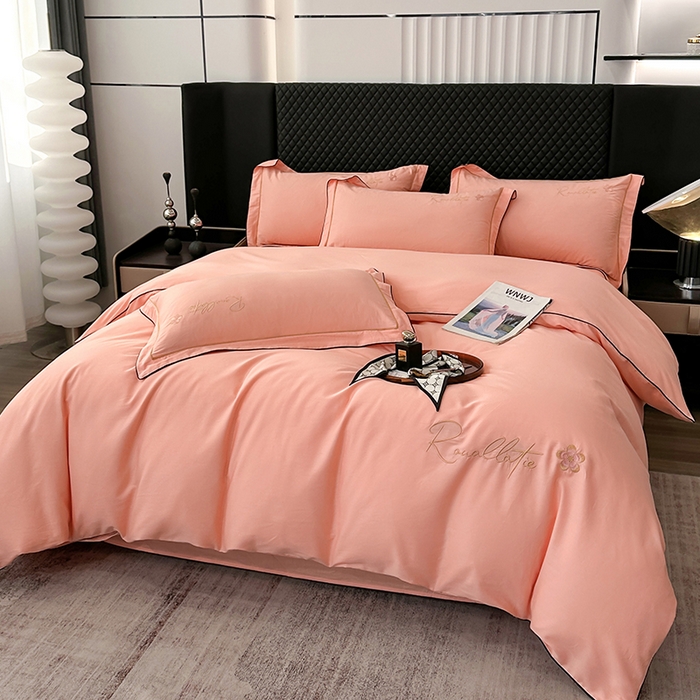 91家纺网 家纺一手货源 找家纺 宇彬家纺 2025新款13374全棉母婴级压线一字绣宽边枕套纯色刺绣四件套贡缎新疆长绒字母款-R款 R款-玉颜粉