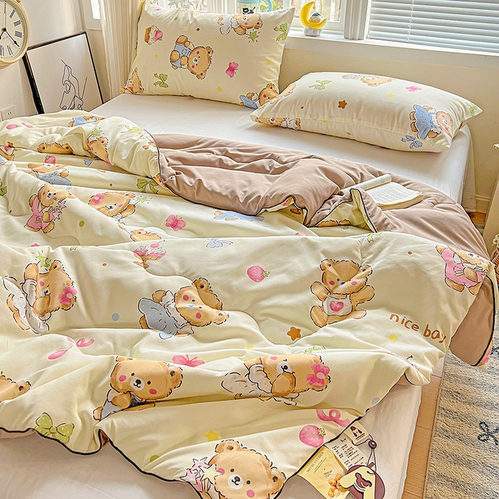 91家纺网 家纺一手货源 找家纺 玉海棠家纺 2025新款水洗皱皱纱印花夏被 被子被芯 草莓粉熊