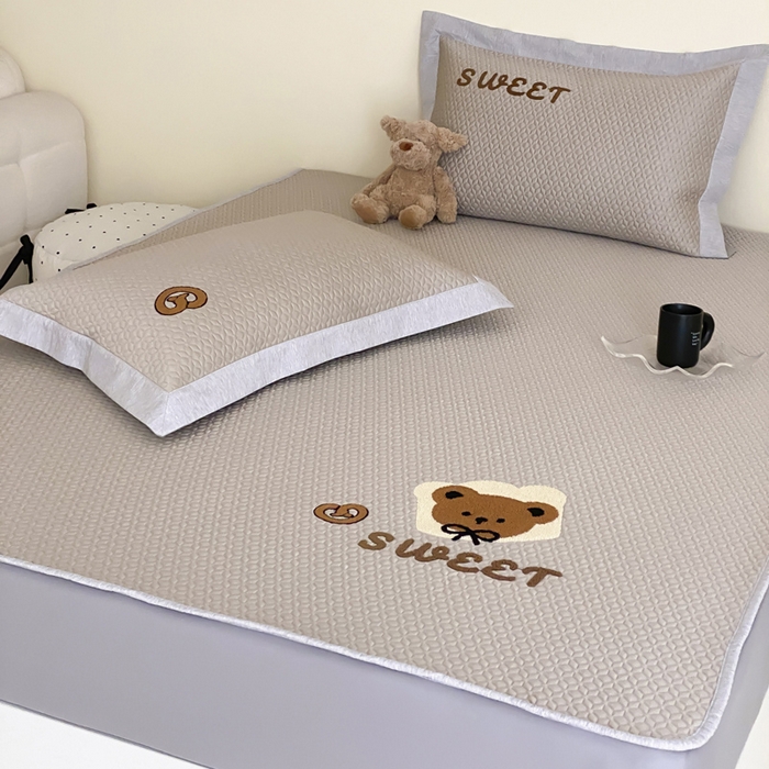 91家纺网 家纺一手货源 找家纺 由有家居 2025新款原创新品A类PE高凉感分子卡通毛巾绣豆豆凉席三件套 蛋糕熊