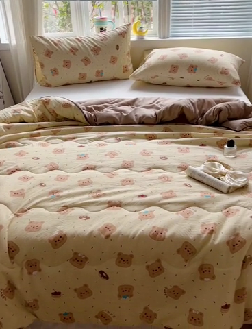 91家纺网 家纺一手货源 找家纺 玉海棠家纺 2025新款水洗皱皱纱印花夏被 被子被芯 奥利奥小熊