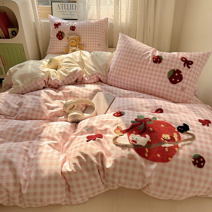 91家纺网 家纺一手货源 找家纺 澳梵家居 2025新款小清新全棉印花毛巾绣四件套 草莓星球