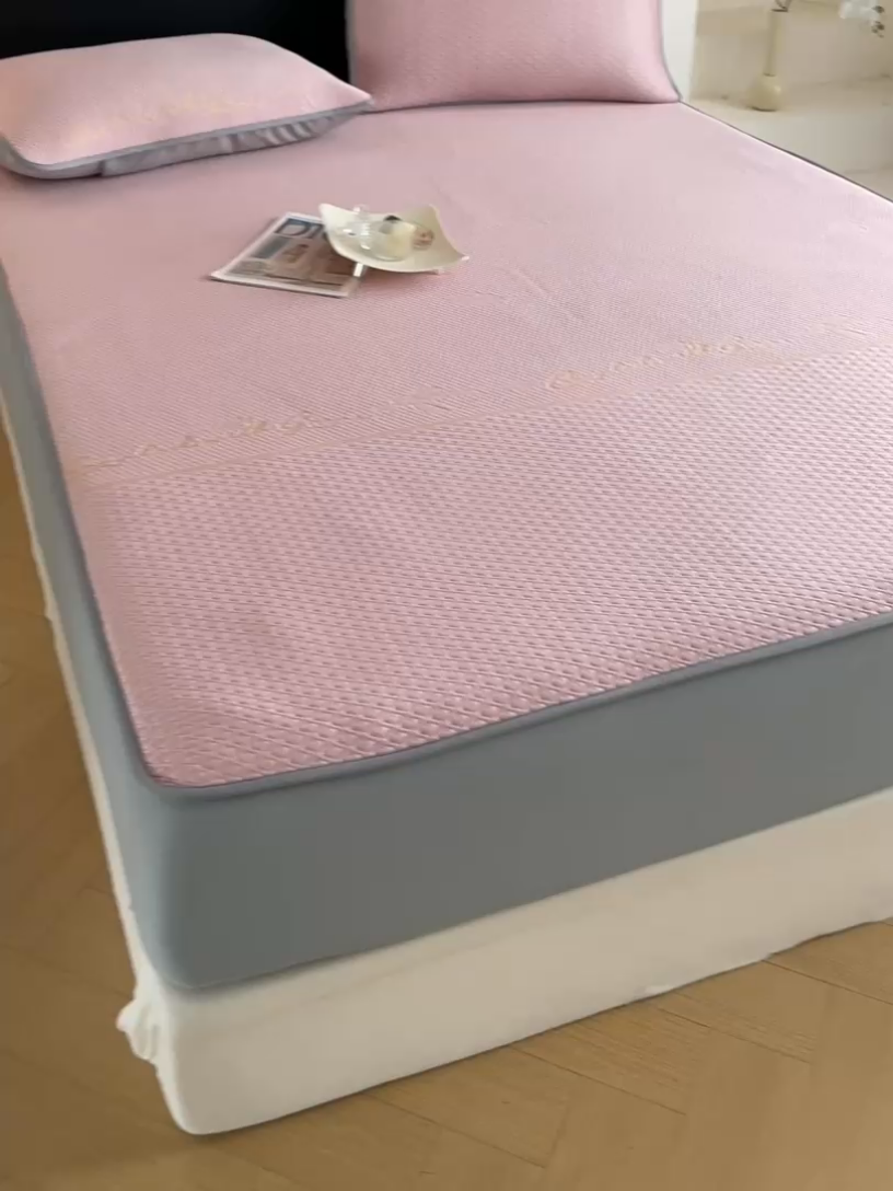 91家纺网 家纺一手货源 找家纺 欧邦 2025新款提花冰豆豆凉席三件套-幸运草 床笠款-幸运草-粉