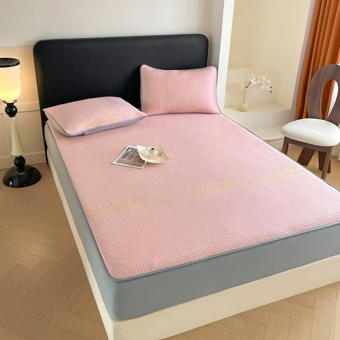 91家纺网 家纺一手货源 找家纺 欧邦 2025新款提花冰豆豆凉席三件套-幸运草 床笠款-幸运草-粉