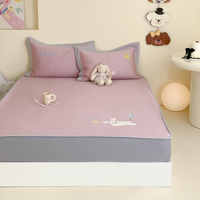 91家纺网 家纺一手货源 找家纺 由有家居 2025新款原创新品A类PE高凉感分子卡通毛巾绣豆豆凉席三件套 气球兔兔