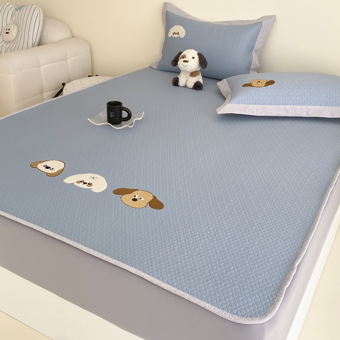 91家纺网 家纺一手货源 找家纺 由有家居 2025新款原创新品A类PE高凉感分子卡通毛巾绣豆豆凉席三件套 三个伙伴