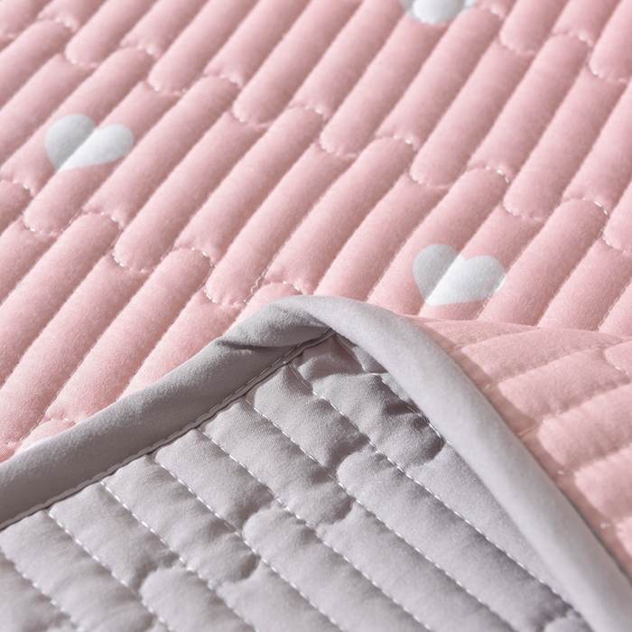 91家纺网 家纺一手货源 找家纺 床笠人家 2025新款亲肤双面磨毛夹棉床盖 爱心-粉