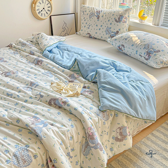 91家纺网 家纺一手货源 找家纺 玉海棠家纺 2025新款水洗皱皱纱印花夏被 被子被芯 豆奶泡泡猫